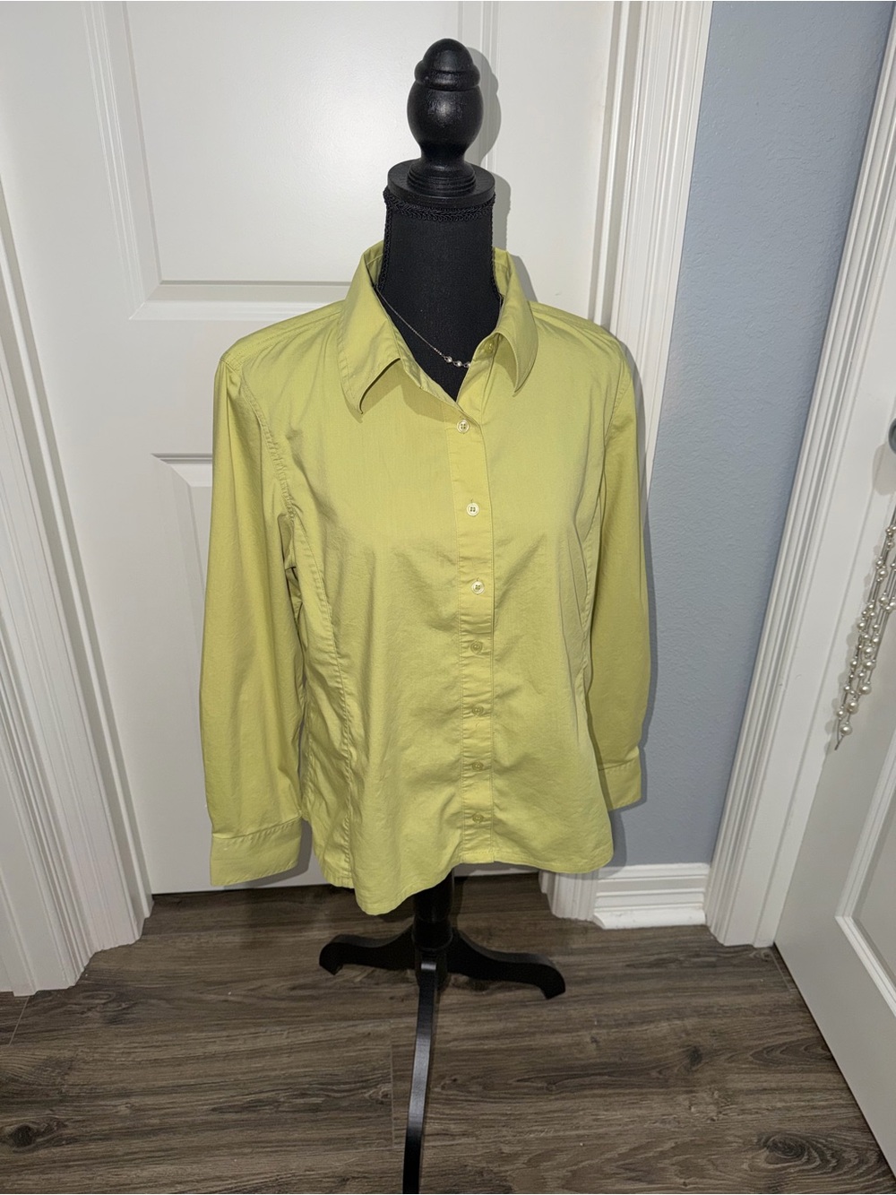 Chico's Pale Lime Button-Down Shirt size 2